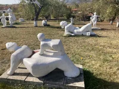 „Оригиналите“ скулптури Павел Койчев, с. Осиковица