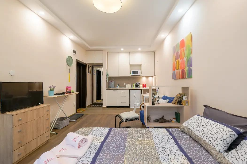 Exceptional Refurnished Studio Top Centre