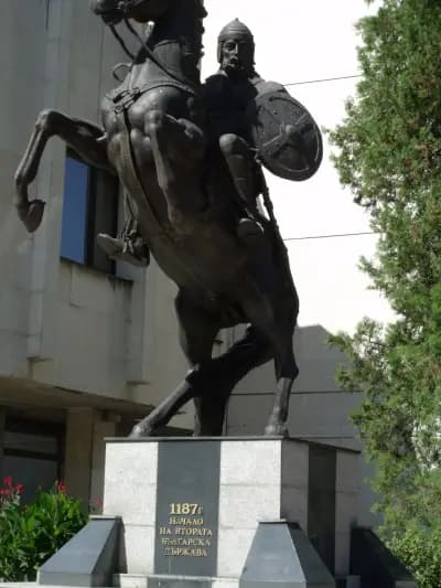 Паметник на Иван Асен I - пластична композиция средновековен български воин