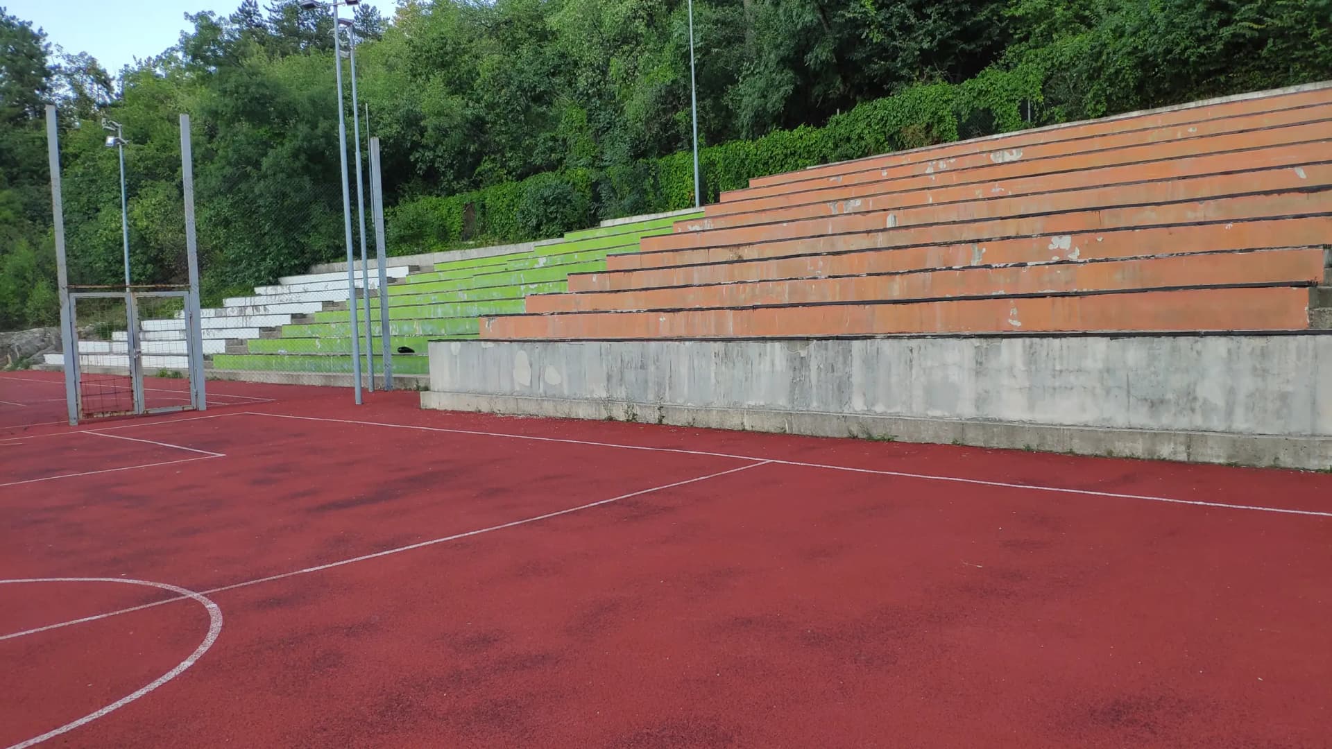 Футболно и баскетболно игрище
