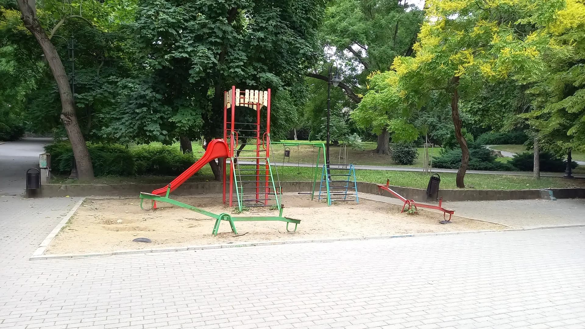 Детска площадка пред Аквариума