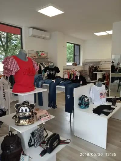 Магазин за дамски дрехи