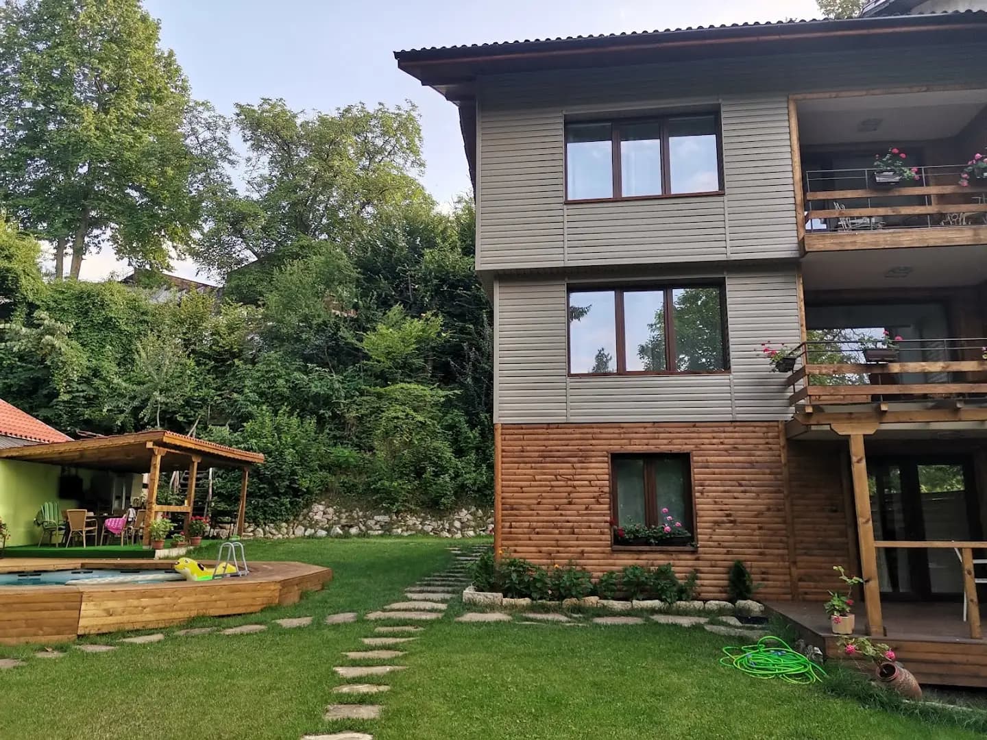 Вила Край реката