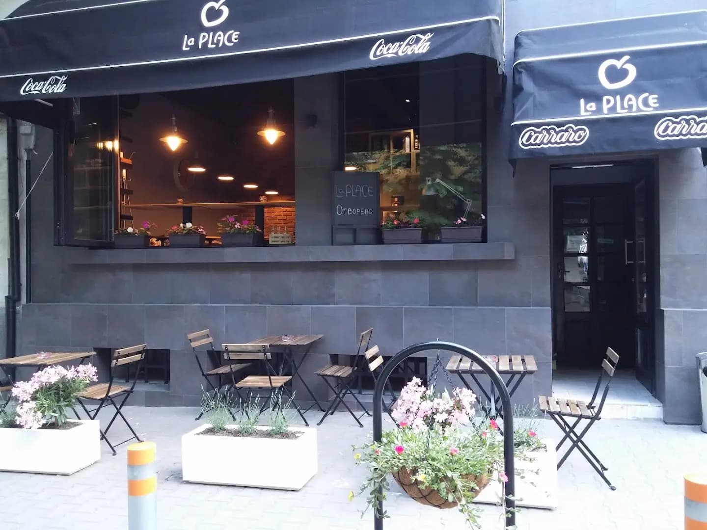 Cafe "LA PLACE"