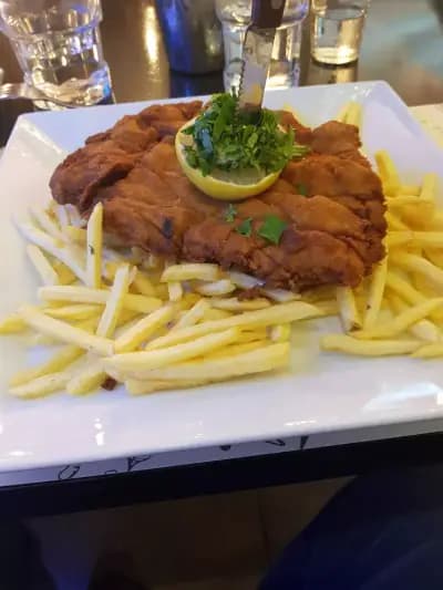 PLAZA Bar & Dinner