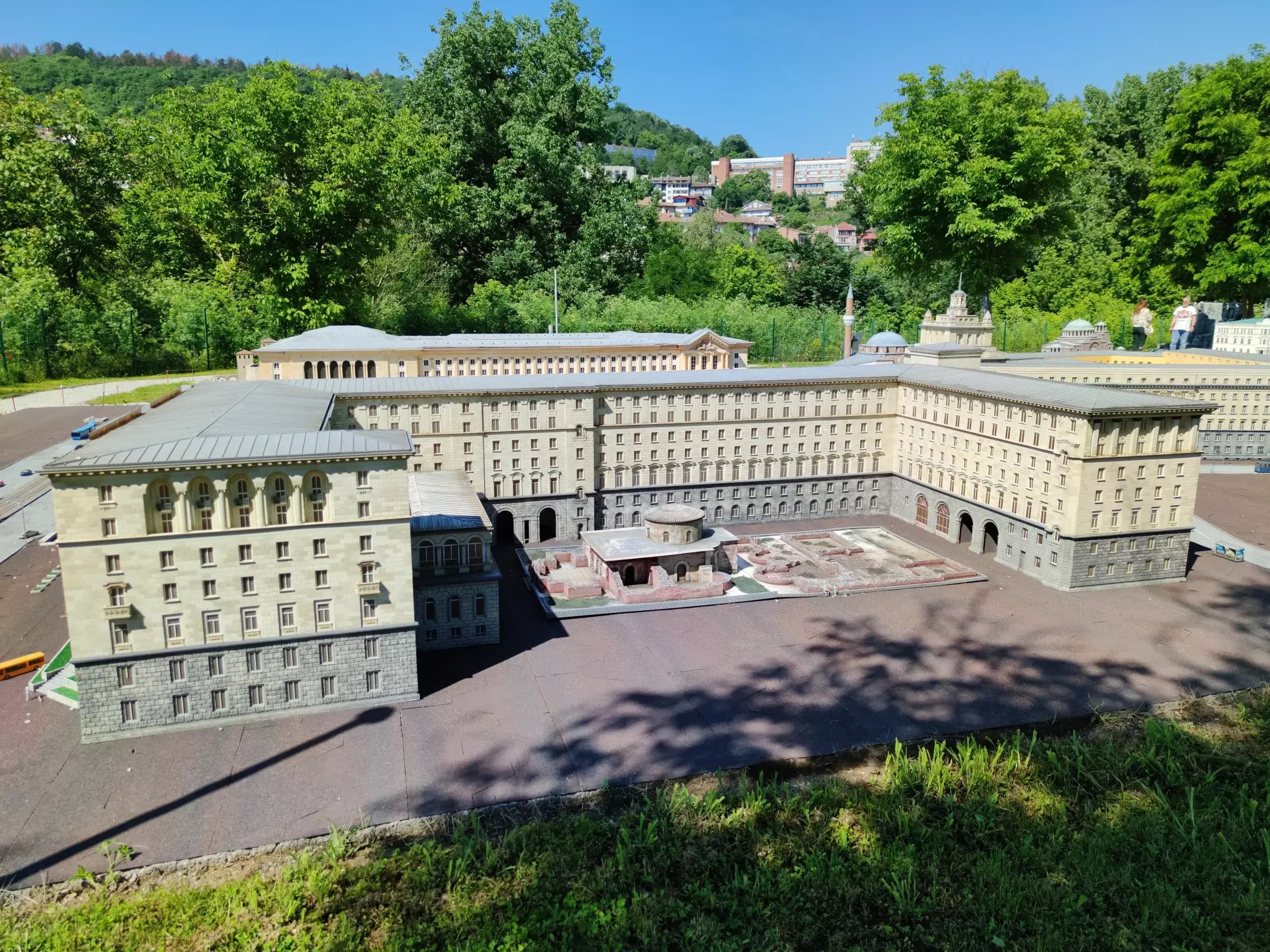Парк Мини България