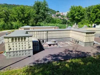 Парк Мини България