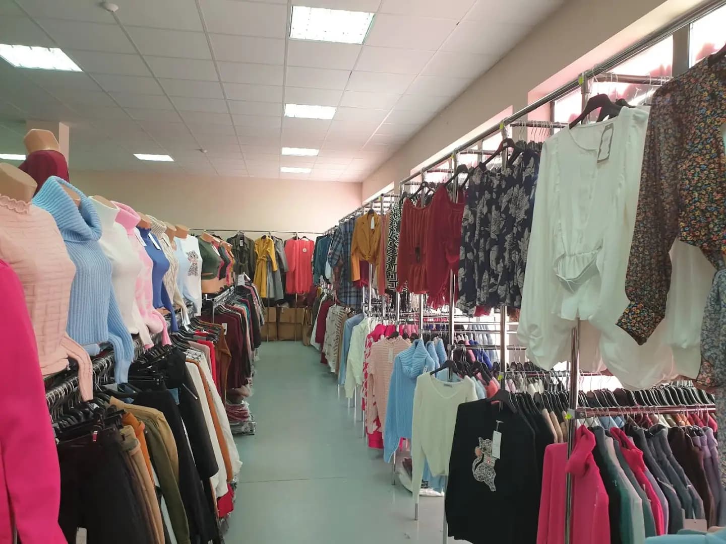 Дрехи на едро KAAN MODA | Склад за дрехи
