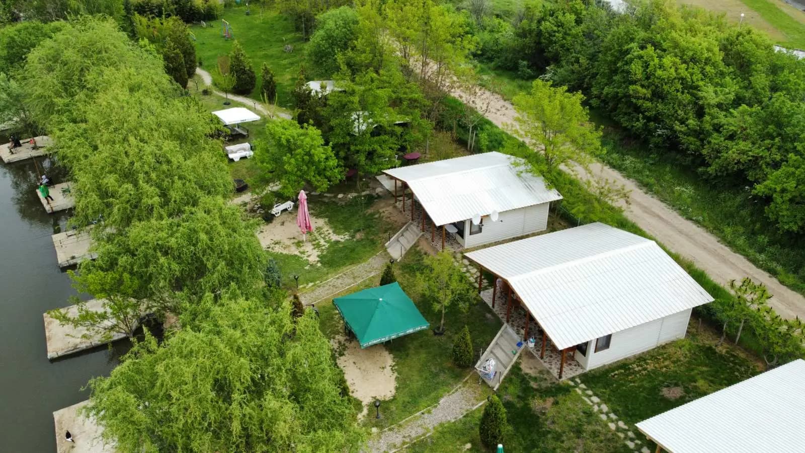 Къмпинг ВОДЕН СВЯТ - риболов и почивка на бунгала