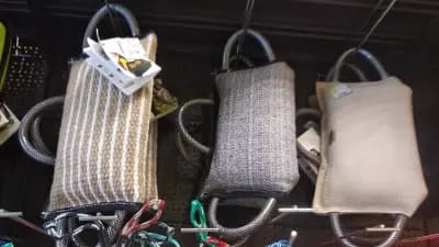 Бифит-Ка ЕООД: вносител на Julius-K9 /нагръдници, поводи, нашийници, играчки за кучета, храни/ и BowWow - лакомства за