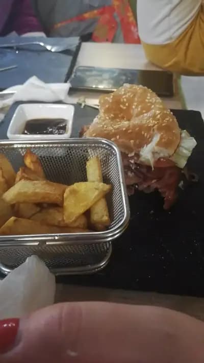 Kiwi Bar & Grill