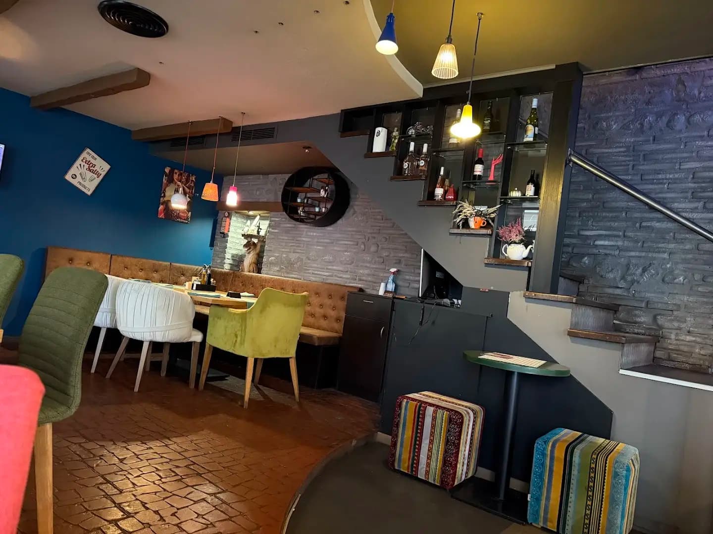REVUE modern bar & dinner