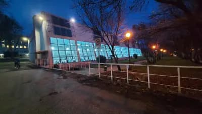 Закрит плувен басейн