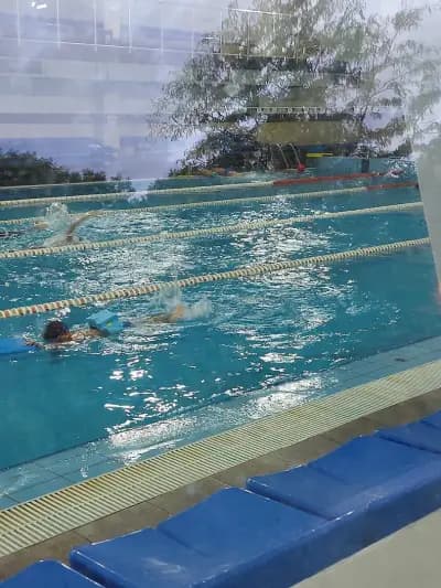Закрит плувен басейн