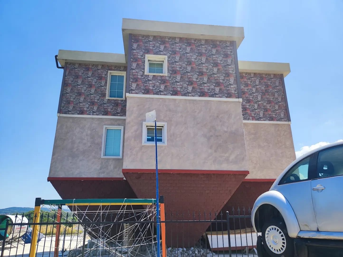 Обърнатата къща / The Upside down house