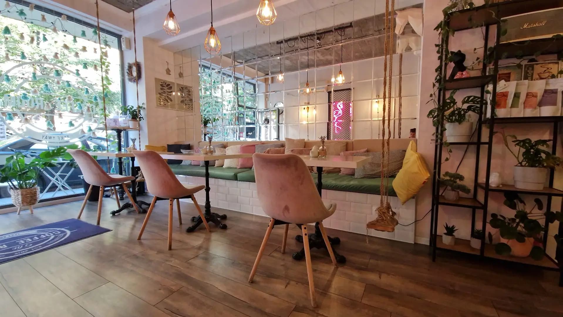 The Coffee Room | Прясно изпечено кафе | specialty coffee | френски макарони |