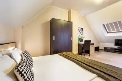 City Avenue Hotel by HMG-Free Parking-Free Wi-Fi