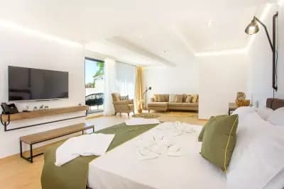 Olive Villas- Free beach access & Free parking