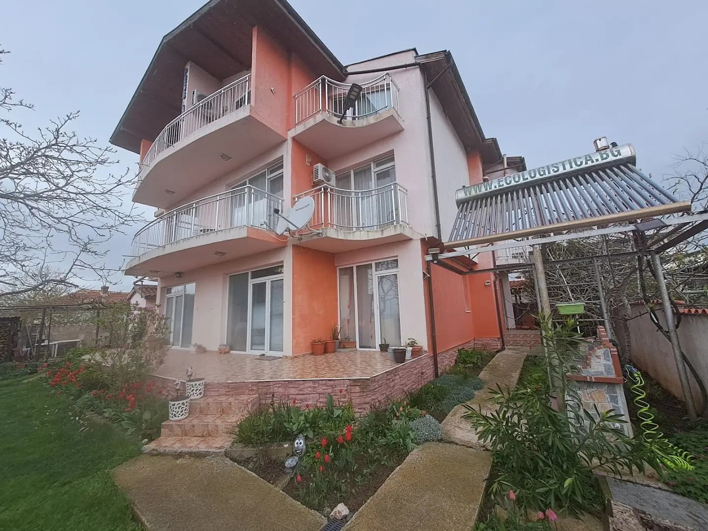House Rezvaya with rooms for rent