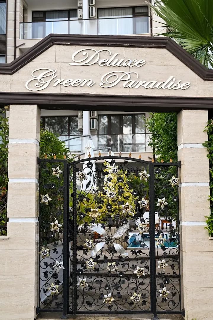 Green Paradise Deluxe Apartments