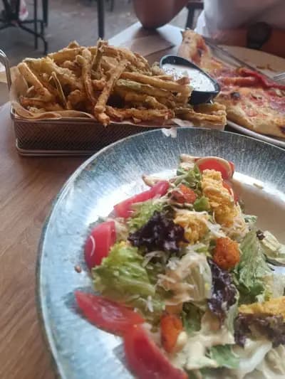 Capri Pizza Bar & Grill