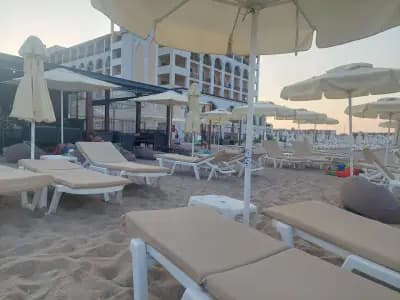 THE WAVE BEACH RESTAURANT
