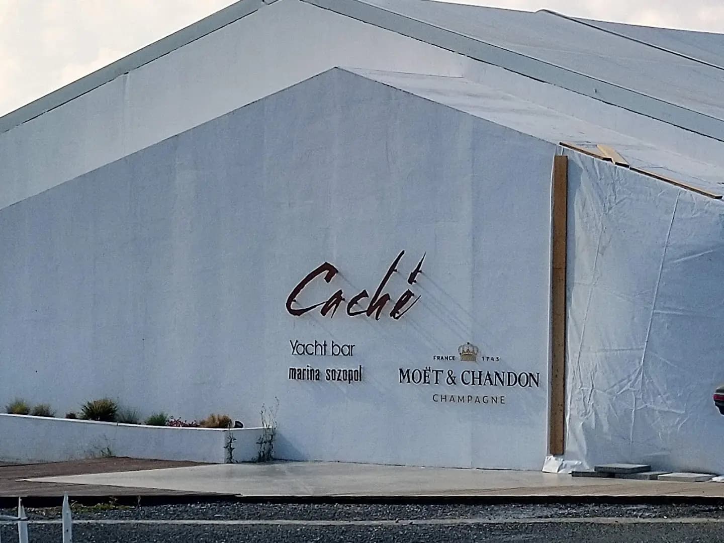 Caché Yacht Bar