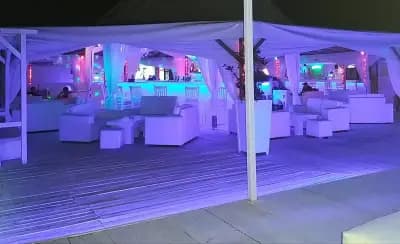 The White Bar