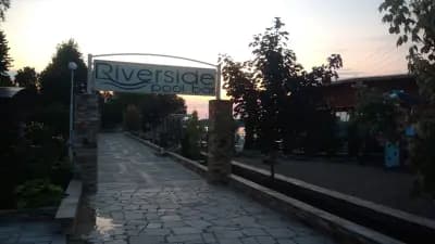 Riverside - pool bar