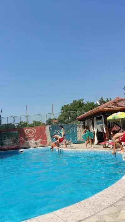 Хотелски комплекс "Жарковата къща"