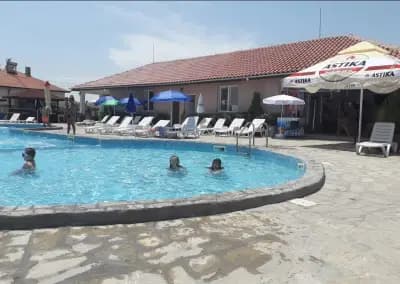 Swimming Pool & Grill