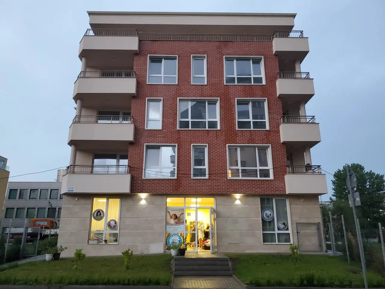 Хелен Дорон Младост