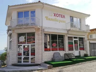 Хотел и магазин за знамена и сувенири Бялата роза