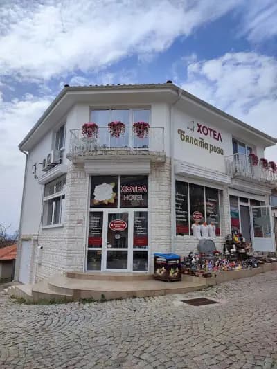 Хотел и магазин за знамена и сувенири Бялата роза