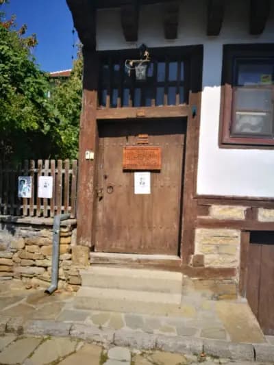 "Дюкянът до Любовната чешма" - ножове, бижута, вино, сувенири