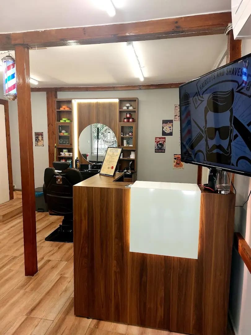 Бръснарница "Hood Barbershop"