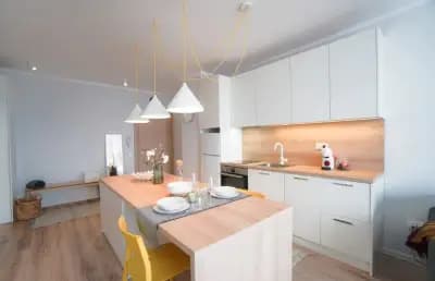 Modern Sunny & Airy APT in Business Area & Airport