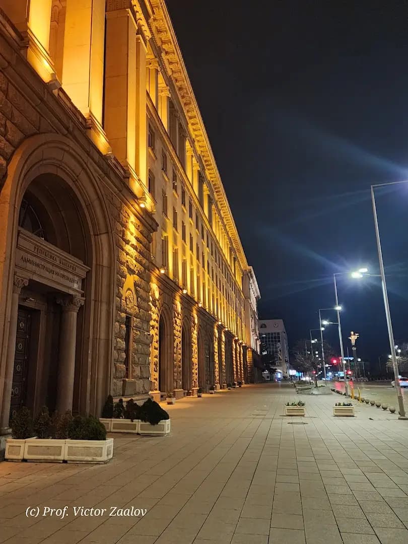 Фонтана на площад Aтанас Буров