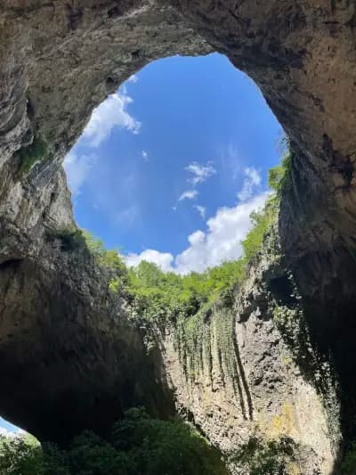 Скални отвори Деветашка пещера