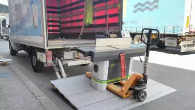 Транспортни услуги София. Товарен превоз. Камион с падащ борд