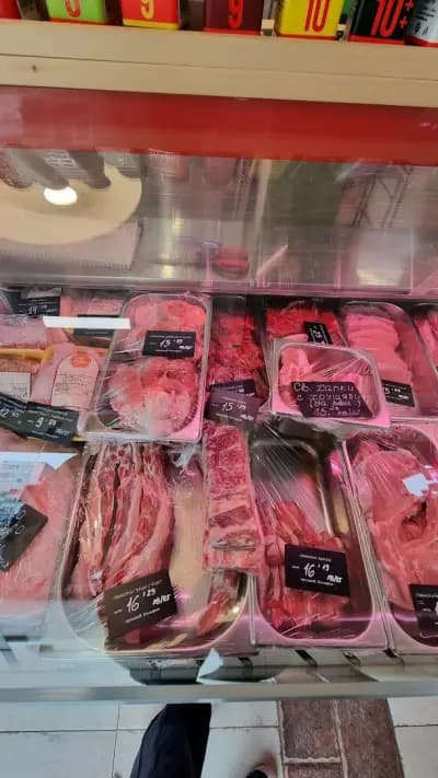 Месарница "От Хубавото", кв. Младост. Магазин за месо и млечни продукти.