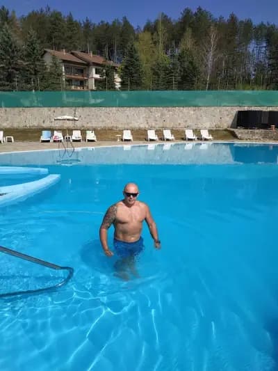 Априлци Холидейс
