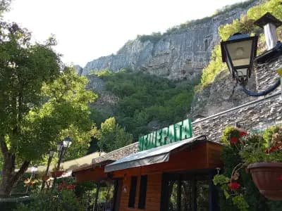 Ресторант "Пещерата" гара Лакатник