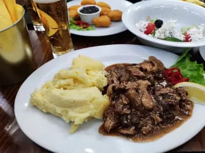 Ресторант "Пещерата" гара Лакатник