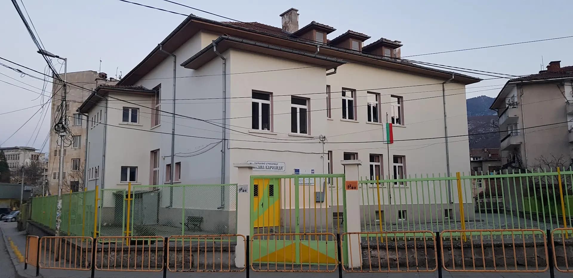 Начално Училище "Михаил Каролиди"