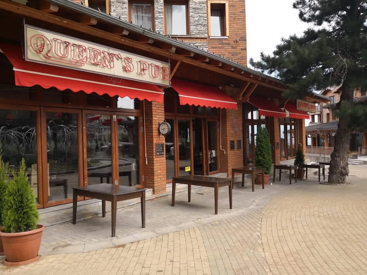Queen's Pub Pirin Golf