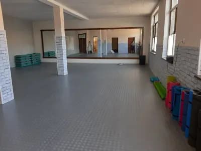 Спортна зала за масови и индивидуални тренировки и Канго Джъмпс