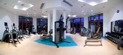 Фитнес център "Emerald Spa & Wellness Center"
