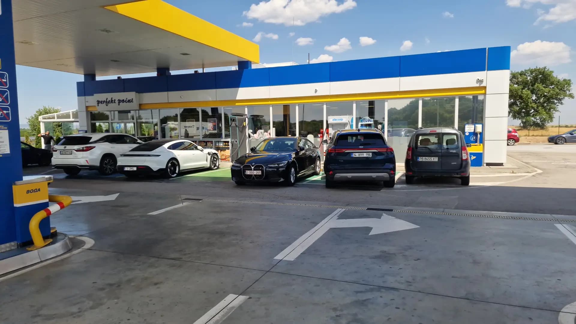 Бензиностанция Петрол