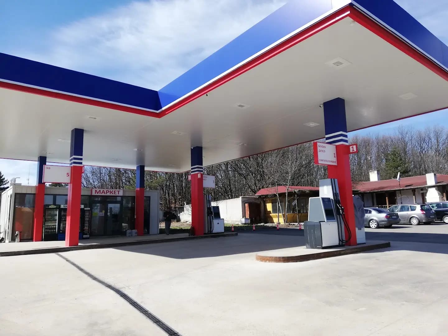 Бензиностанция FAR Petroleum